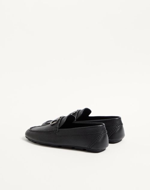 Valentino Garavani - Vlogo Signature Grainy Calfskin Driving Shoe - Black - Man - Loafers And Driver