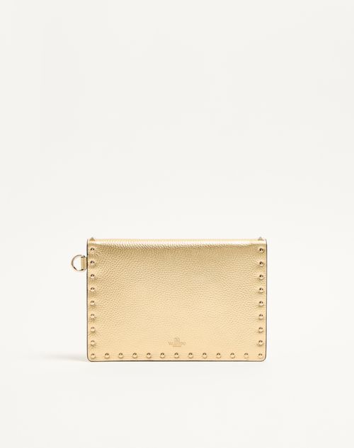 Valentino Garavani - Rockstud Clutch Aus Laminiertem, Genarbtem Kalbsleder - Antique Brass - Frau - Pochetten