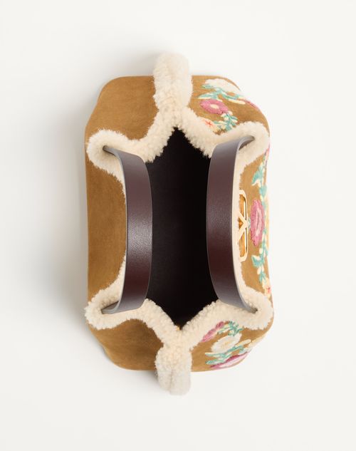 Valentino Garavani - Valentino Garavani Small Shopping Bag In Embroidered Suede With Sheepskin Lining - Havana Beige - Woman - Totes