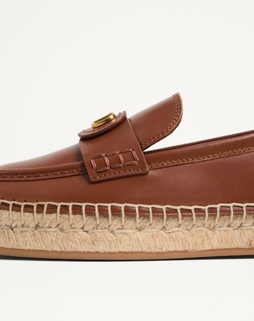 Valentino Garavani - Vlogo Signature Calfskin Loafer 20mm - Tobacco/natural - Woman - Loafers & Oxford
