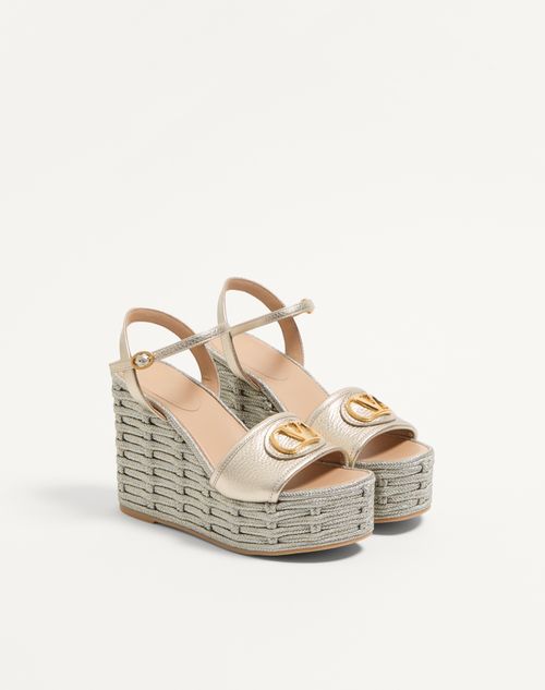 Valentino Garavani - Sandalo Zeppa Vlogo Signature In Vitello Granato Laminato 120mm - Platino - Donna - Espadrillas E Zeppe