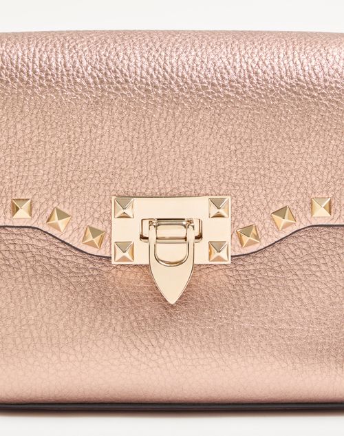 Valentino Garavani - Bandolera Pequeña Valentino Garavani Rockstud De Cuero De Becerro Graneado Y Laminado - Rose Cannelle - Mujer - Bolsos De Hombro