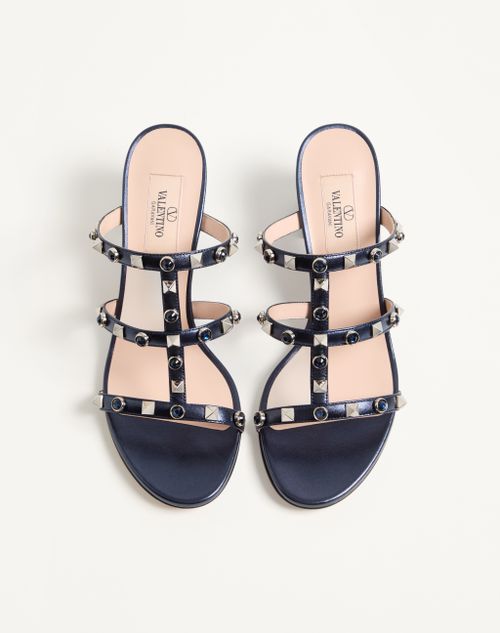 Valentino Garavani - Sandalo Slide Rockstud In Nappa Laminata Con Cabochon 60mm - Navy - Donna - Sandali