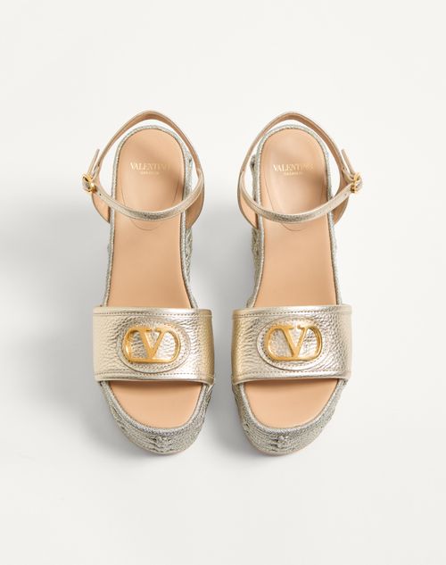 Valentino Garavani - Sandalo Zeppa Vlogo Signature In Vitello Granato Laminato 120mm - Platino - Donna - Espadrillas E Zeppe