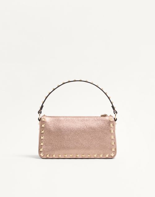 Valentino Garavani - Bandolera Pequeña Valentino Garavani Rockstud De Cuero De Becerro Graneado Y Laminado - Rose Cannelle - Mujer - Bolsos De Hombro