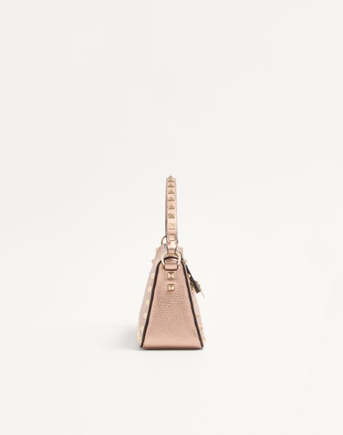 Valentino Garavani - Bandolera Pequeña Valentino Garavani Rockstud De Cuero De Becerro Graneado Y Laminado - Rose Cannelle - Mujer - Bolsos De Hombro
