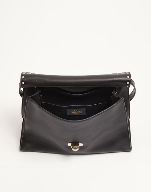 Valentino Garavani - Valentino Garavani Rockstud Maxxing Medium Shoulder Bag In Smooth Calfskin - Black - Woman - Totes