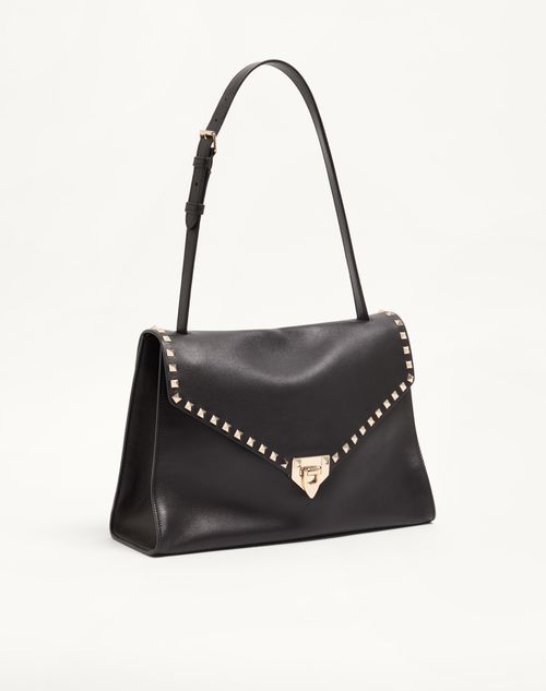 Valentino Garavani - Valentino Garavani Rockstud Maxxing Medium Shoulder Bag In Smooth Calfskin - Black - Woman - Totes