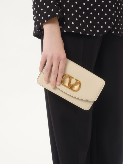 Valentino Garavani - Valentino Garavani Vain Clutch Bag In Shiny Calfskin - Butter - Woman - Clutches