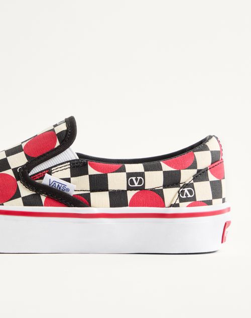 Valentino Garavani - 발렌티노 가라바니 X 반스 브이로고 체커보드 프린트 및 폴카 도트 디테일 패브릭 슬립온 스니커즈 - 버터/블랙/루주 퓌르 - 여성 - 스니커즈