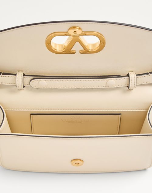 Valentino Garavani - Valentino Garavani Vain Clutch Bag In Shiny Calfskin - Butter - Woman - Clutches