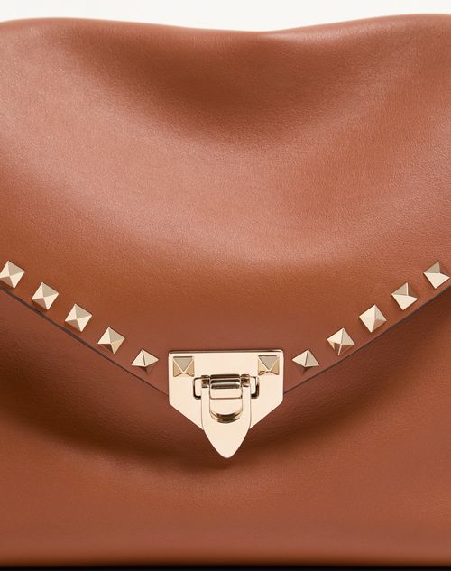 Valentino Garavani - Valentino Garavani Rockstud Maxxing Medium Shoulder Bag In Smooth Calfskin - Hazelnut - Woman - Totes