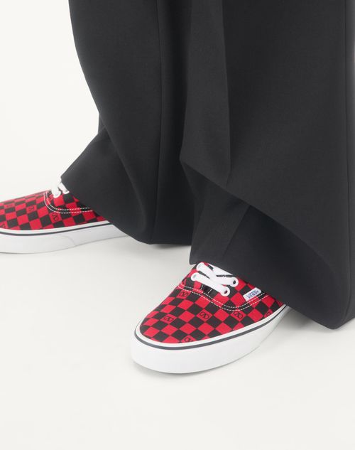 Valentino Garavani - Valentino Garavani And Vans Low-top Trainer In Fabric With Vlogo Checkerboard Print - Rouge Pur/black - Man - Sneakers