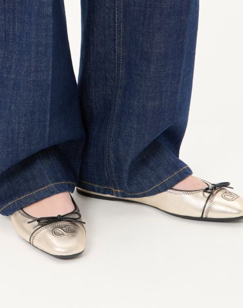 Valentino Garavani - Vlogo Signature Ballerina In Laminated Nappa 05mm - Platinum - Woman - Ballerinas