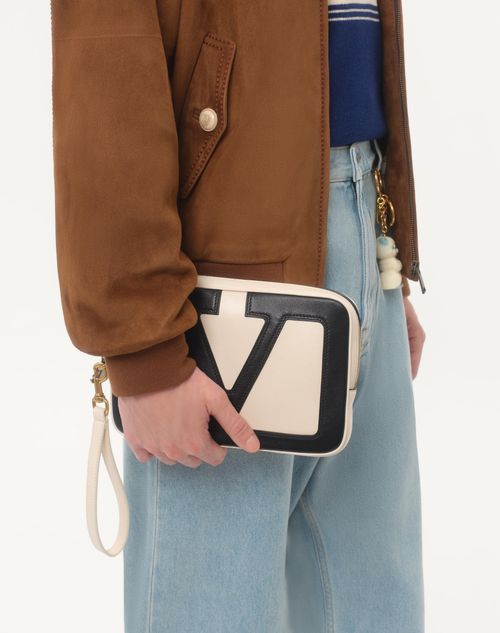 Valentino Garavani - Valentino Garavani Viva Superstar Beutel Aus Nappaleder - Butter/schwarz - Mann - Clutches Und Pochetten