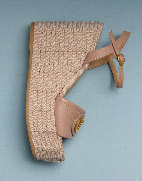 Valentino Garavani - Sandalias Con Tacón En Cuña De 120 mm Con El Vlogo Signature En Cuero Granulado De Becerro - Rose Cannelle - Mujer - Alpargatas Y Cuñas