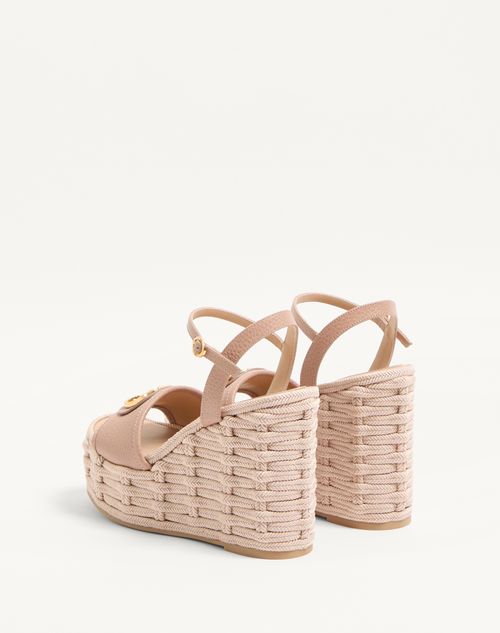 Valentino Garavani - Sandalias Con Tacón En Cuña De 120 mm Con El Vlogo Signature En Cuero Granulado De Becerro - Rose Cannelle - Mujer - Alpargatas Y Cuñas