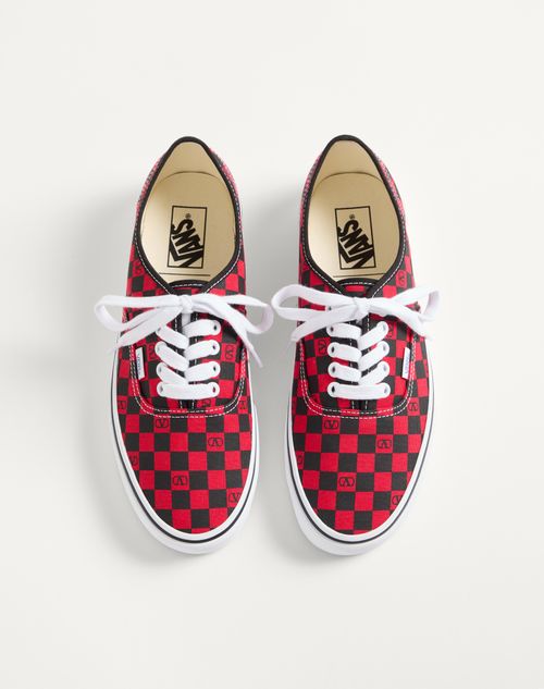 Valentino Garavani - Valentino Garavani And Vans Low-top Trainer In Fabric With Vlogo Checkerboard Print - Rouge Pur/black - Man - Sneakers