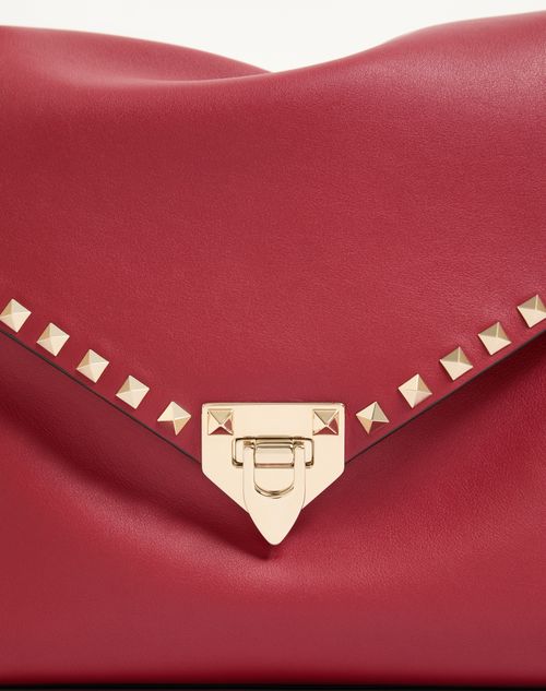 Valentino Garavani - Valentino Garavani Rockstud Maxxing Medium Shoulder Bag In Smooth Calfskin - Dark Red - Woman - Totes
