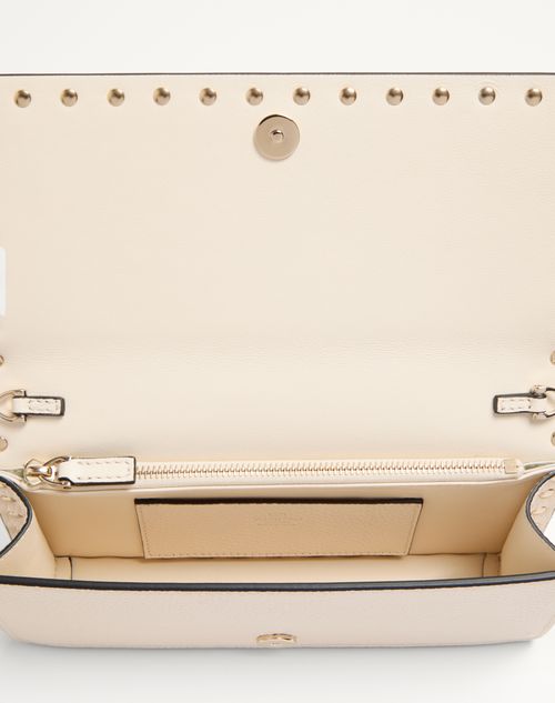 Valentino Garavani - Portafoglio Con Catena Rockstud In Vitello Granato - Light Ivory - Donna - Portafogli E Piccola Pelletteria