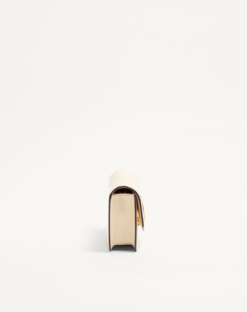 Valentino Garavani - Valentino Garavani Vain Clutch Bag In Shiny Calfskin - Butter - Woman - Clutches