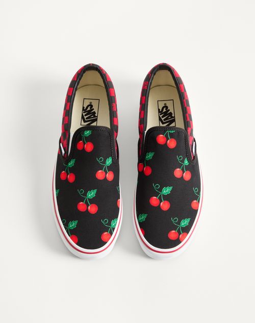 Valentino Garavani - Sneaker Slip-on Valentino Garavani And Vans In Tessuto Con Stampa Maxi Cherryfic E Stampa Vlogo Checkerboard - Nero/rosso - Uomo - Sneakers