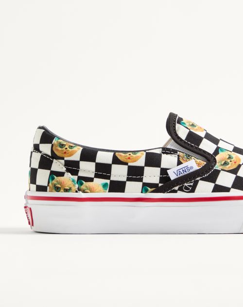 Valentino Garavani - Valentino Garavani And Vans Slip-on Trainer In Fabric With Le Chat De La Maison Print And Vlogo Checkerboard Print - White/ Black - Woman - Sneakers