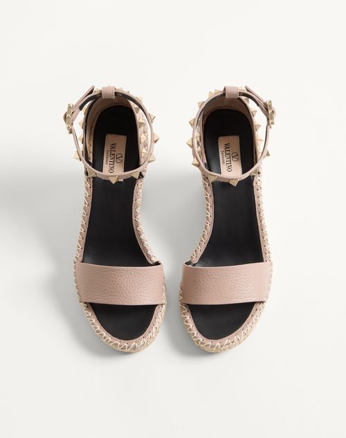 Valentino Garavani - Double Rockstud Grainy Calfskin Wedge Sandal 105 Mm - Poudre - Woman - Espadrilles And Wedges
