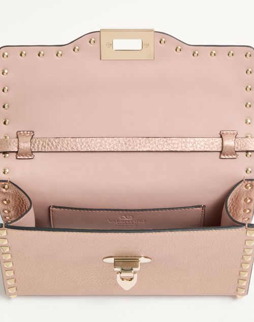Valentino Garavani - Bandolera Pequeña Valentino Garavani Rockstud De Cuero De Becerro Graneado Y Laminado - Rose Cannelle - Mujer - Bolsos De Hombro