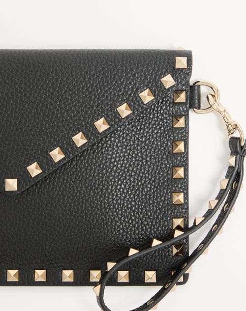 Valentino Garavani - Bolso Tipo Sobre Rockstud De Piel De Becerro Granulada - Negro - Mujer - Bolso De Mano