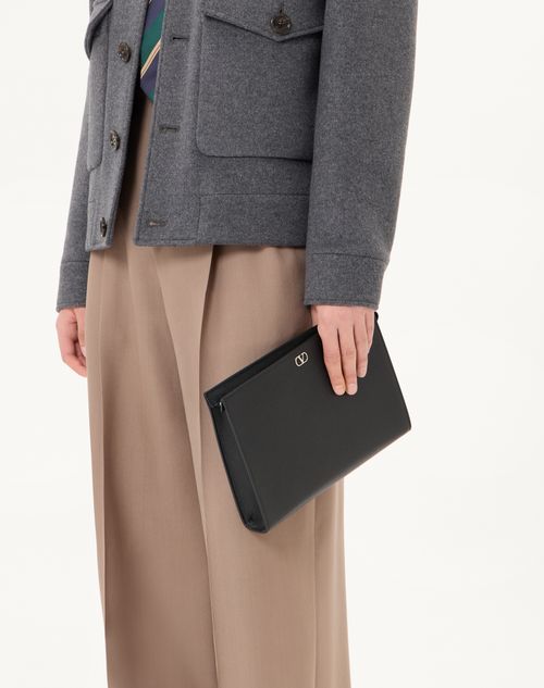 Valentino Garavani - Valentino Garavani Vlogo Signature Grainy Calfskin Pouch - Black - Man - Clutches And Pouches