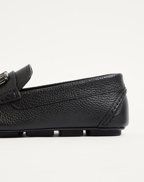 Valentino Garavani - Vlogo Signature Grainy Calfskin Driving Shoe - Black - Man - Loafers And Driver