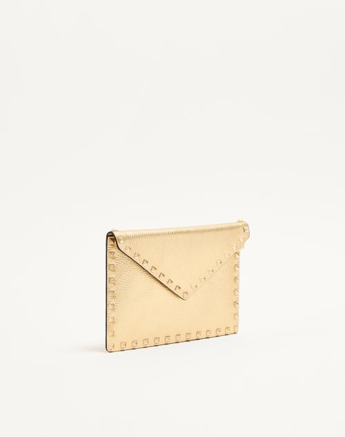 Valentino Garavani - Rockstud Clutch Aus Laminiertem, Genarbtem Kalbsleder - Antique Brass - Frau - Pochetten
