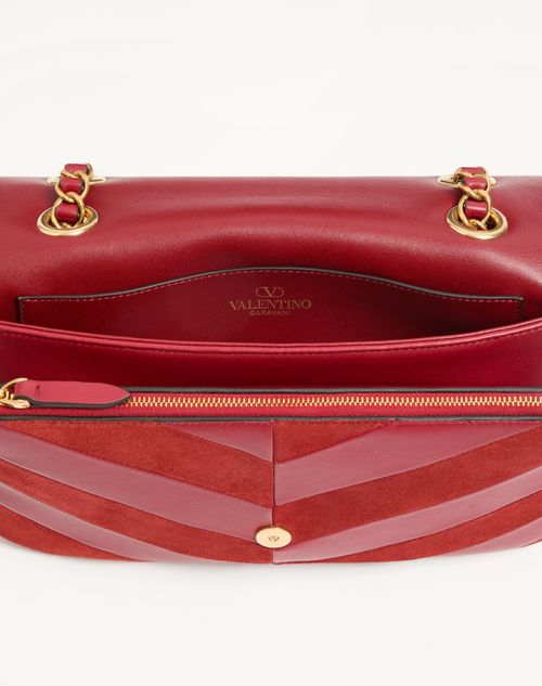 Valentino Garavani - Borsa Media Con Catena Valentino Garavani Djuna In Suede E Nappa Motivo Chevron - Rosso - Donna - Borse A Spalla