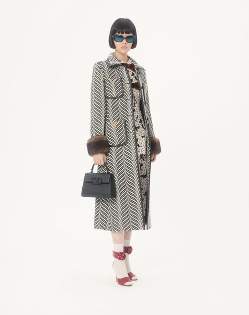 Valentino Garavani - Vスリング グレインカーフスキン スモール ハンドバッグ - ブラック - ウィメンズ - トップハンドルバッグ