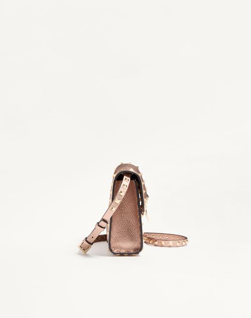 Valentino Garavani - Bandolera Pequeña Valentino Garavani Rockstud De Cuero De Becerro Graneado Y Laminado - Rose Cannelle - Mujer - Bolsos De Hombro