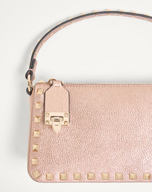 Valentino Garavani - Bandolera Pequeña Valentino Garavani Rockstud De Cuero De Becerro Graneado Y Laminado - Rose Cannelle - Mujer - Bolsos De Hombro