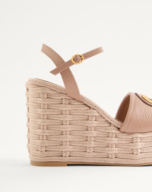 Valentino Garavani - Sandalias Con Tacón En Cuña De 120 mm Con El Vlogo Signature En Cuero Granulado De Becerro - Rose Cannelle - Mujer - Alpargatas Y Cuñas