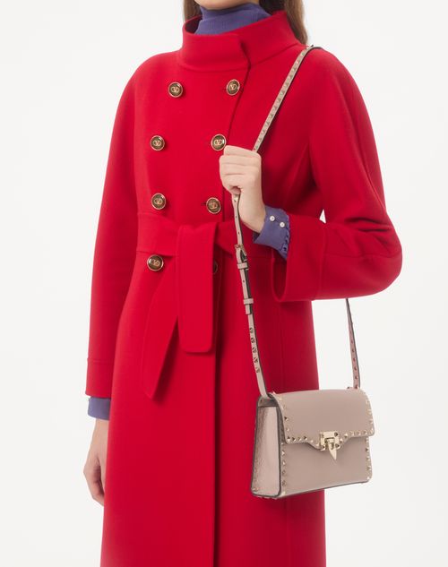 Valentino Garavani - Kleine Crossbody Bag Rockstud Aus Gekörntem Kalbsleder - Poudre - Frau - Taschen