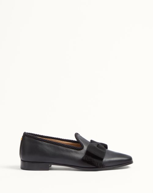 Shop Valentino Garavani Bowow Leather Loafer In Black