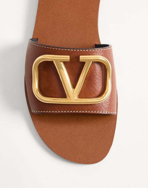 Valentino Garavani - Vlogo Signature Slide Sandal In Grainy Cowhide With Accessory - Tan - Woman - Shoes