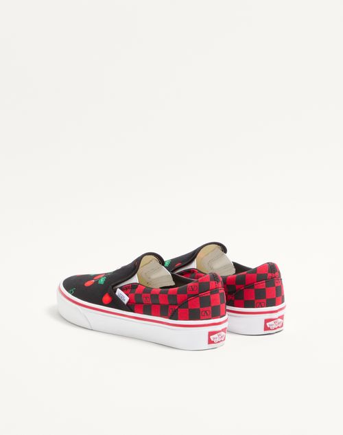 Valentino Garavani - Valentino Garavani Und Vans Slip-on-sneaker Aus Stoff Mit Maxi-cherryfic-print Und Vlogo-schachbrettmuster - Rot/schwarz - Frau - Sneakers