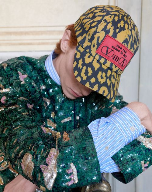 Valentino Garavani - Baseball Cap Valentino Myvilla In Cotone Con Stampa Maculata - Animalier/rosso - Uomo - Cappelli E Guanti
