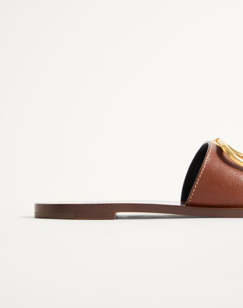 Valentino Garavani - Vlogo Signature Slide Sandal In Grainy Cowhide With Accessory - Tan - Woman - Shoes