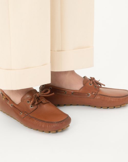 Valentino Garavani - Driver Fastaway Buffalo Loafer - Tobacco - Man - Loafers And Driver