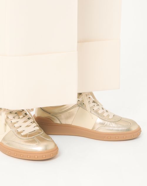 Valentino Garavani - Zapatilla Deportiva Upvillage De Cuero De Becerro Laminado Con Banda De Cuero Napa De Becerro - Platino - Mujer - Sneakers