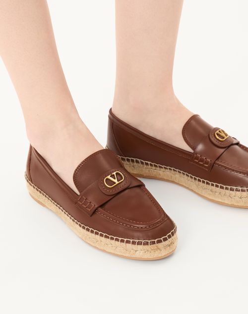 Valentino Garavani - Vlogo Signature Calfskin Loafer 20mm - Tobacco/natural - Woman - Loafers & Oxford