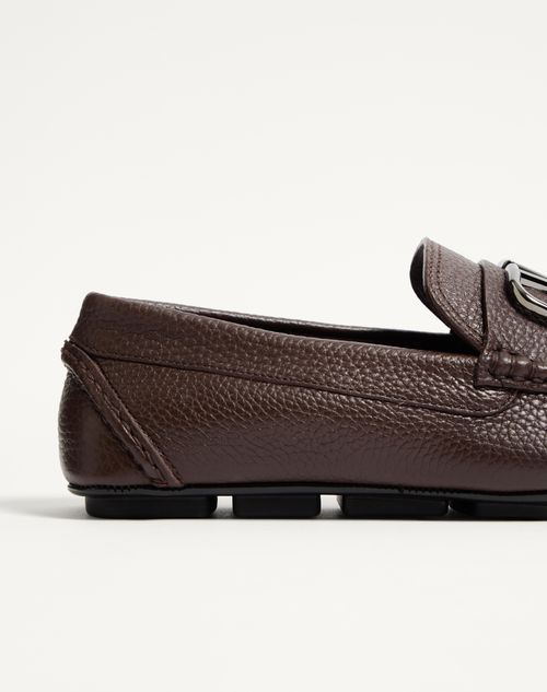Valentino Garavani - Vlogo Signature Grainy Calfskin Driving Shoe - Fondant - Man - Loafers And Driver