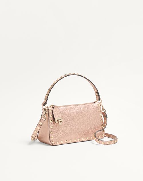 Valentino Garavani - Bandolera Pequeña Valentino Garavani Rockstud De Cuero De Becerro Graneado Y Laminado - Rose Cannelle - Mujer - Bolsos De Hombro