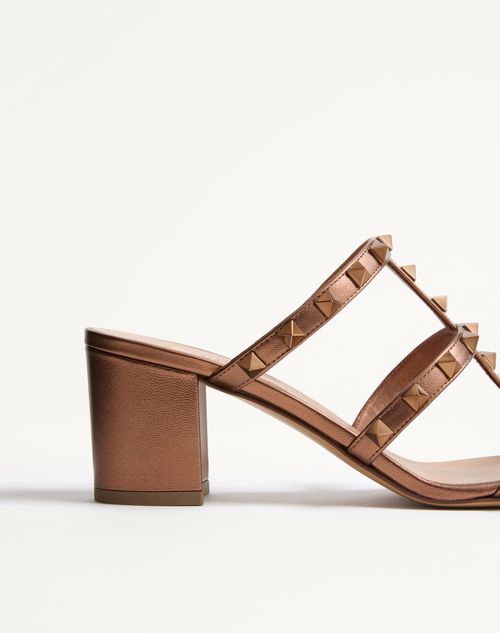 Valentino Garavani - Rockstud Metallic Calfskin Leather Slide Sandal 60 Mm - Bronze - Woman - Shoes